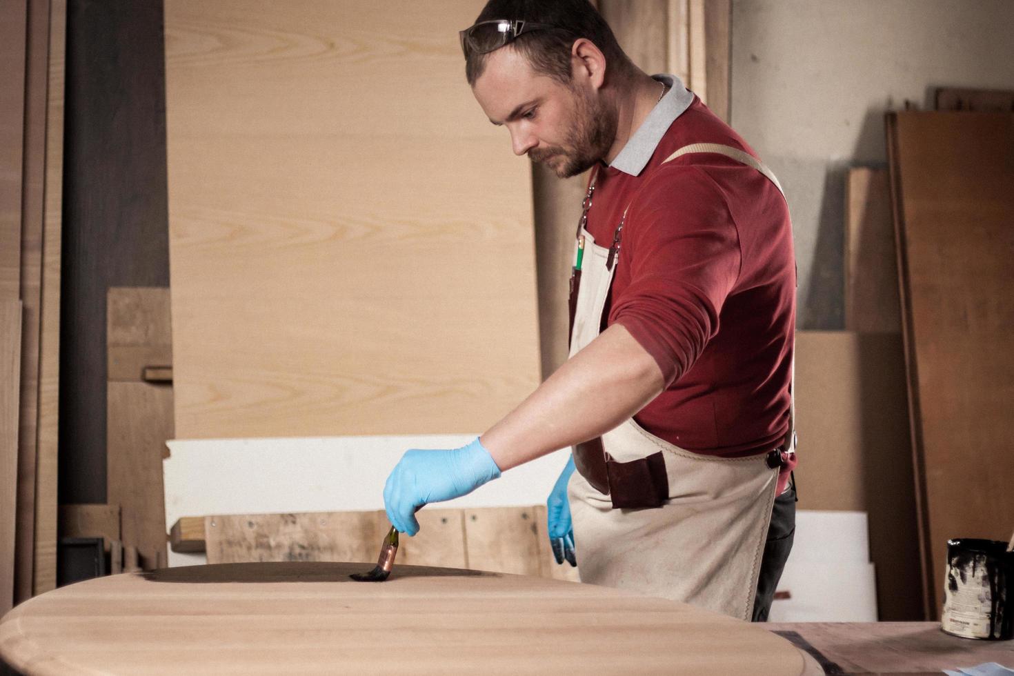 Tischler bei der Arbeit in der Werkstatt foto