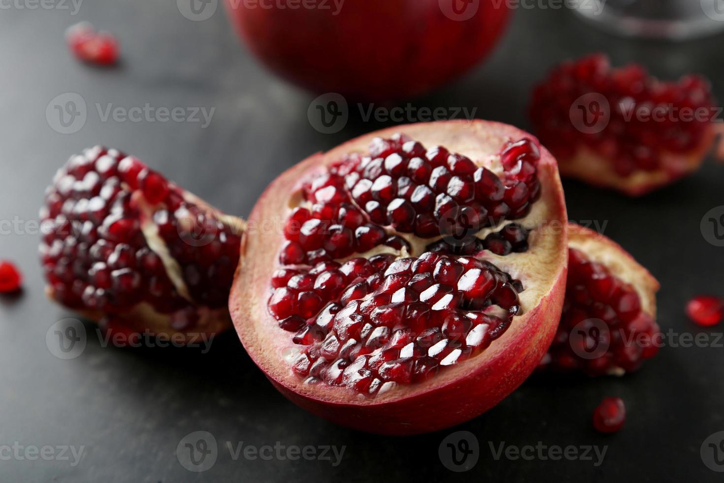 köstliche Granatapfelfrucht auf schwarzem Hintergrund foto