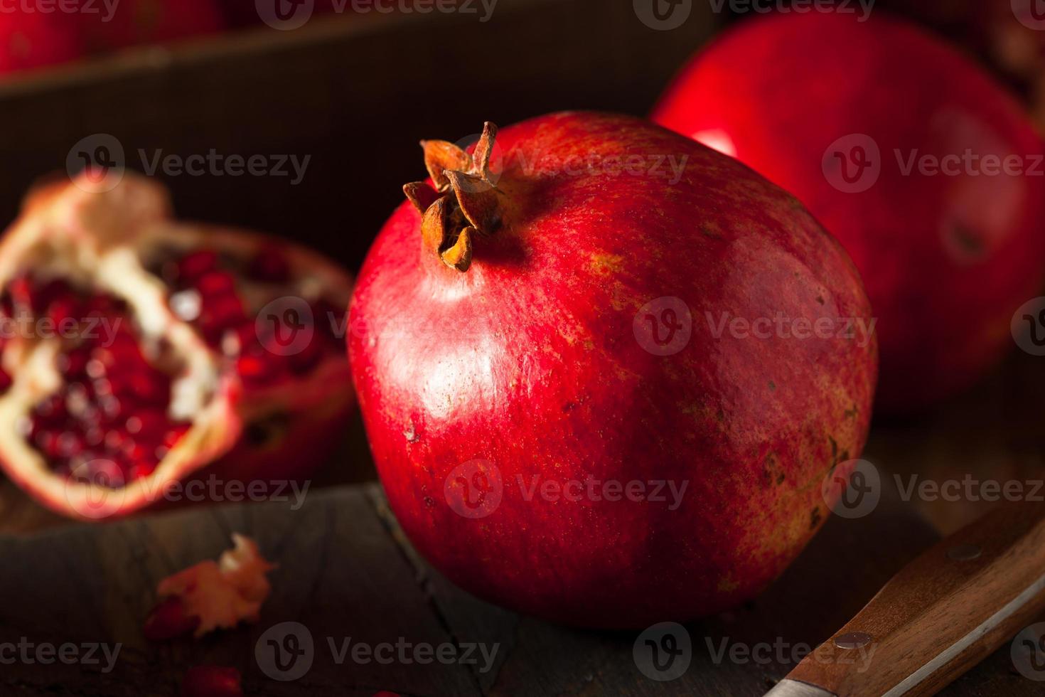 rohe organische rote Granatäpfel foto