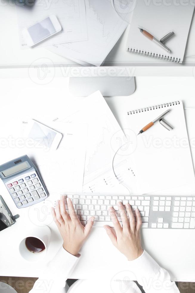 Frau arbeitet am Schreibtisch, Tastatur foto