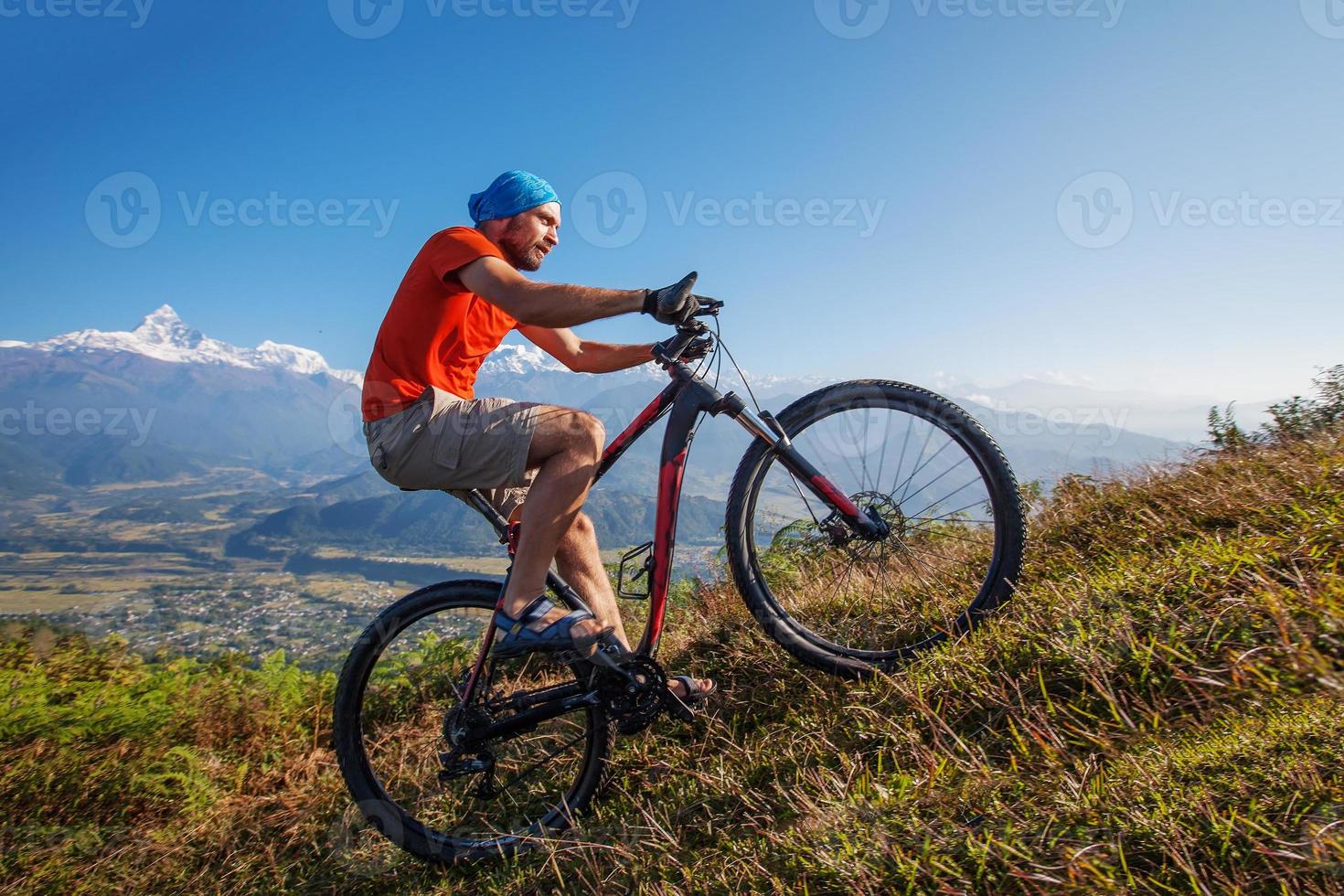 Biker-Junge in Himalaya-Bergen, Anapurna-Region foto
