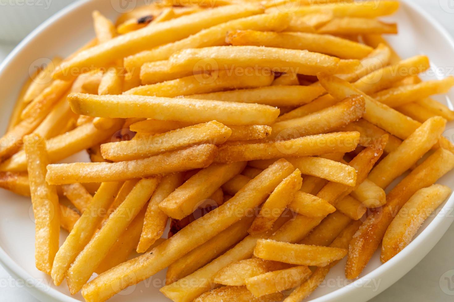 Pommes Frites mit Sauerrahm und Ketchup foto