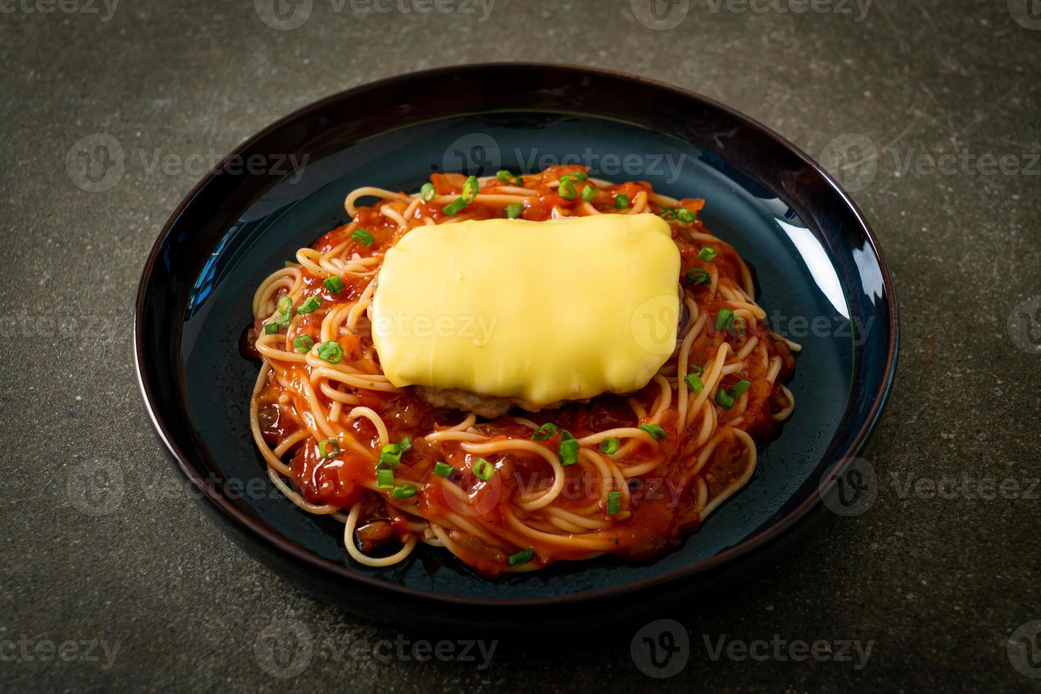 Spaghetti-Tomatensauce mit Hamburger und Käse foto