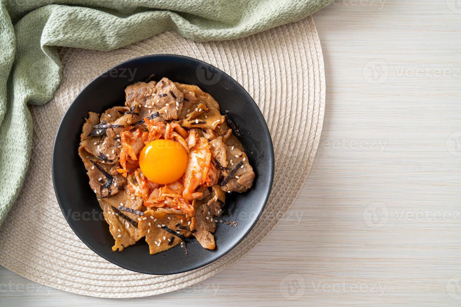 Schweinefleisch-Bulgogi-Reisschüssel mit Kimchi und koreanischem eingelegtem Ei foto