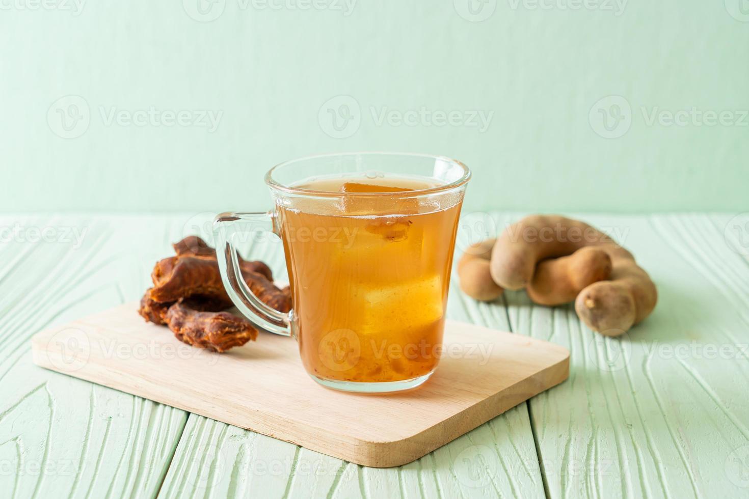 leckeres süßes Getränk Tamarindensaft und Eiswürfel foto