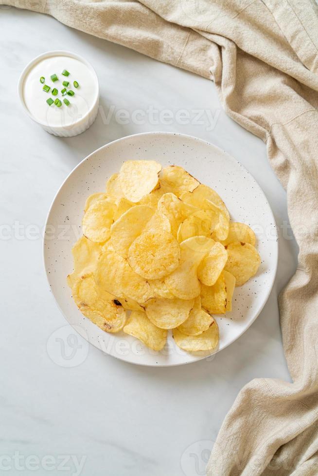 Kartoffelchips mit Sauerrahm foto
