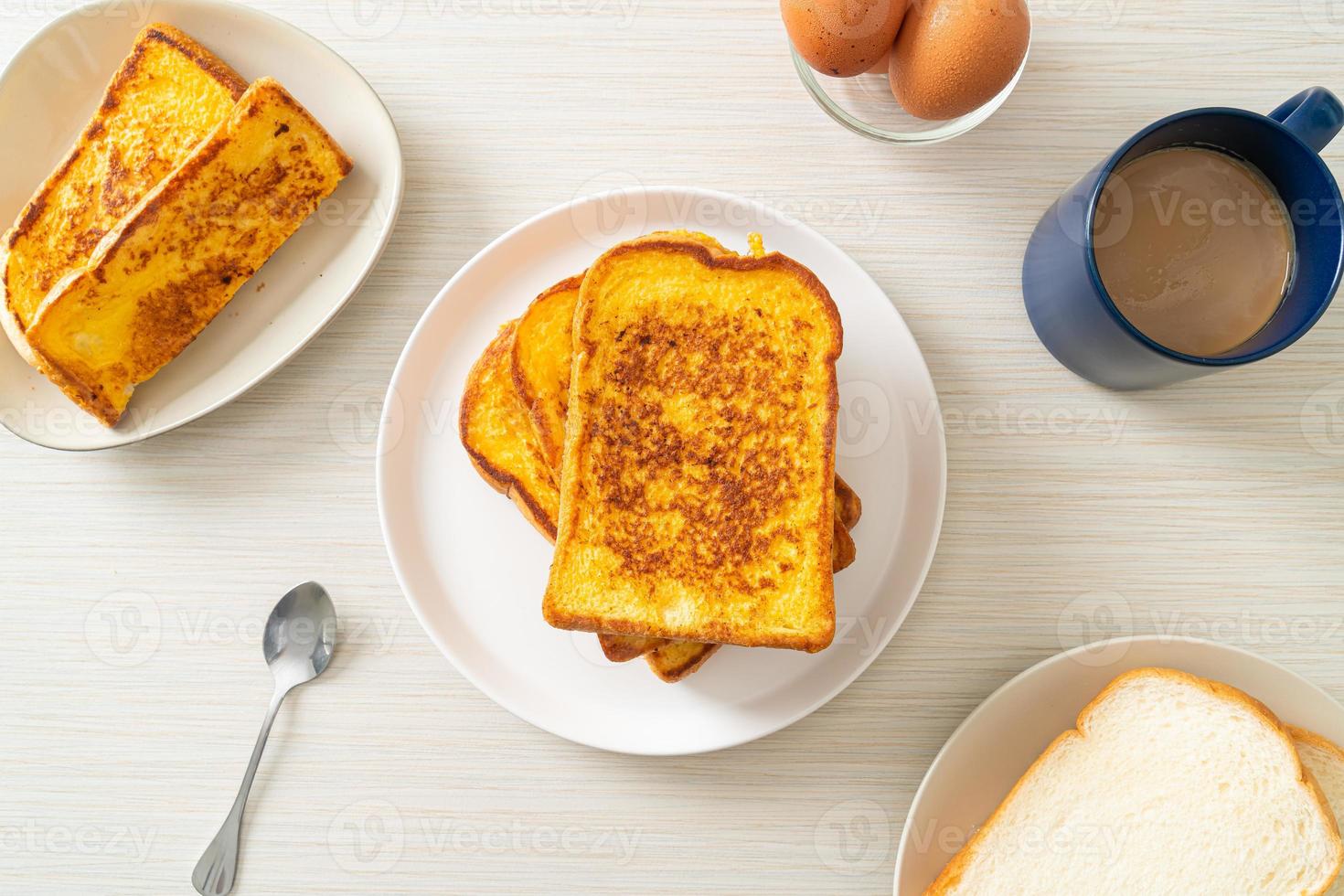 French Toast auf weißem Teller foto