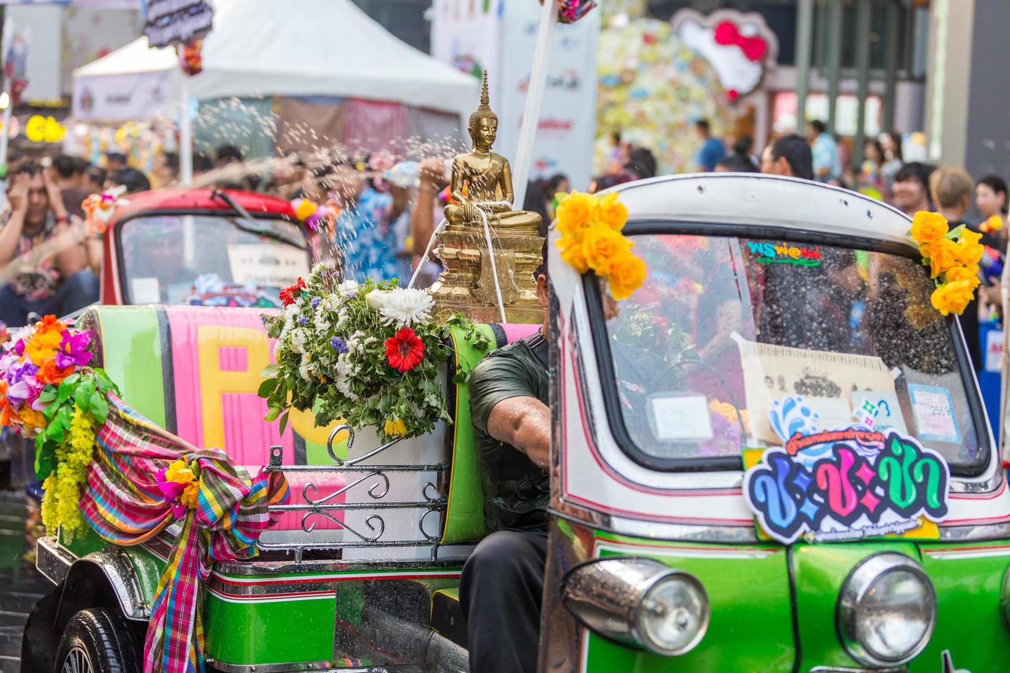 bangkok songkran festival siam square 2016, das songkran festival wird in thailand als traditioneller neujahrstag vom 13. bis 15. april gefeiert. foto