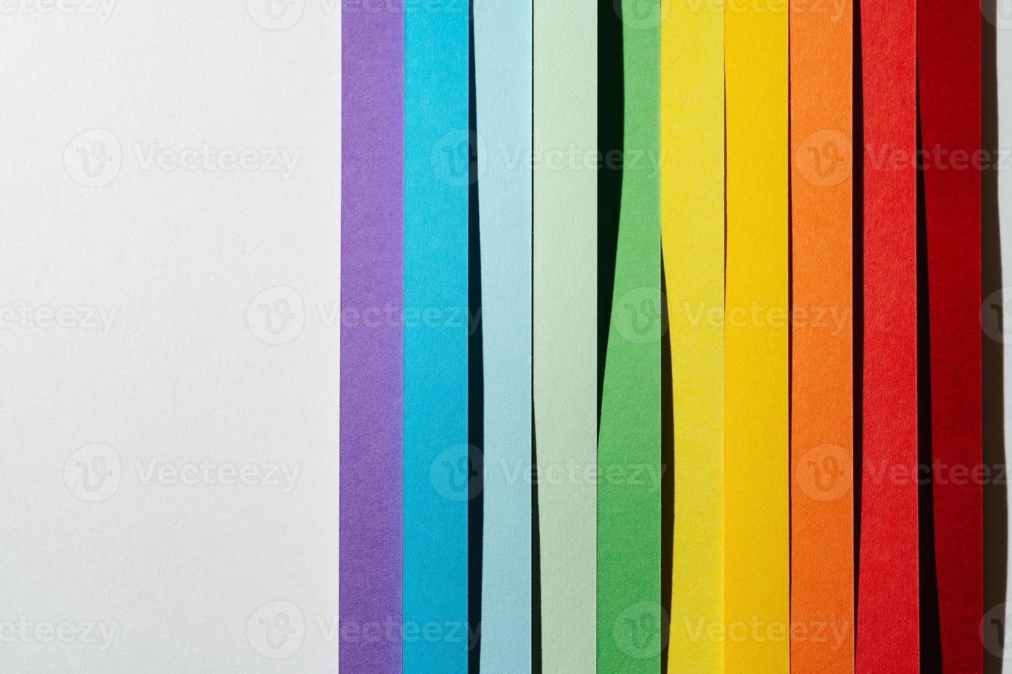 regenbogenfarbene papierstreifenwellen foto