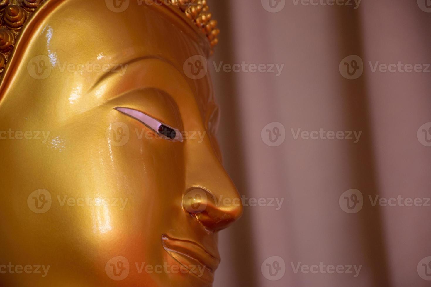 Schließen Sie herauf Buddha-Gesicht mit Goldfarbe foto