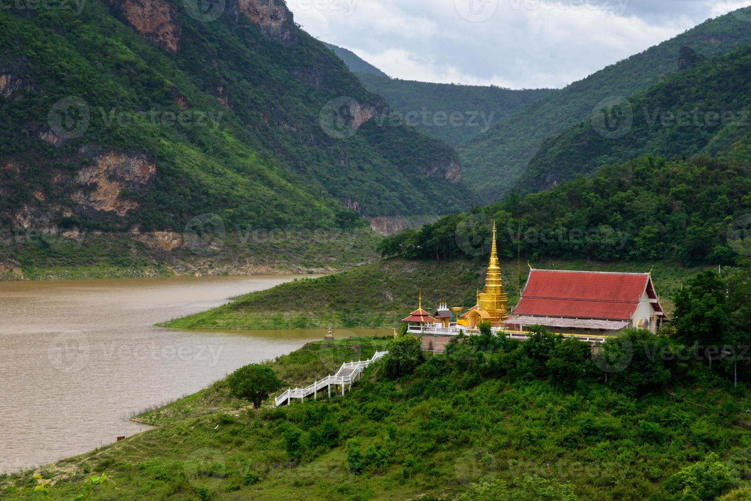 tempel, goldpagode mitten im tal in thailand. foto