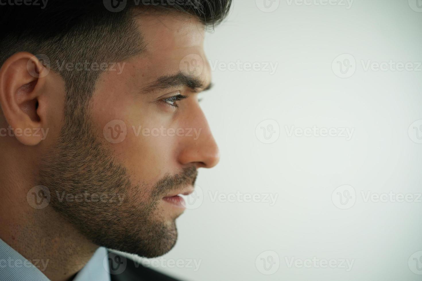 eleganter junger kaukasischer gutaussehender mann auf weißem hintergrund, studiomodeporträt. foto