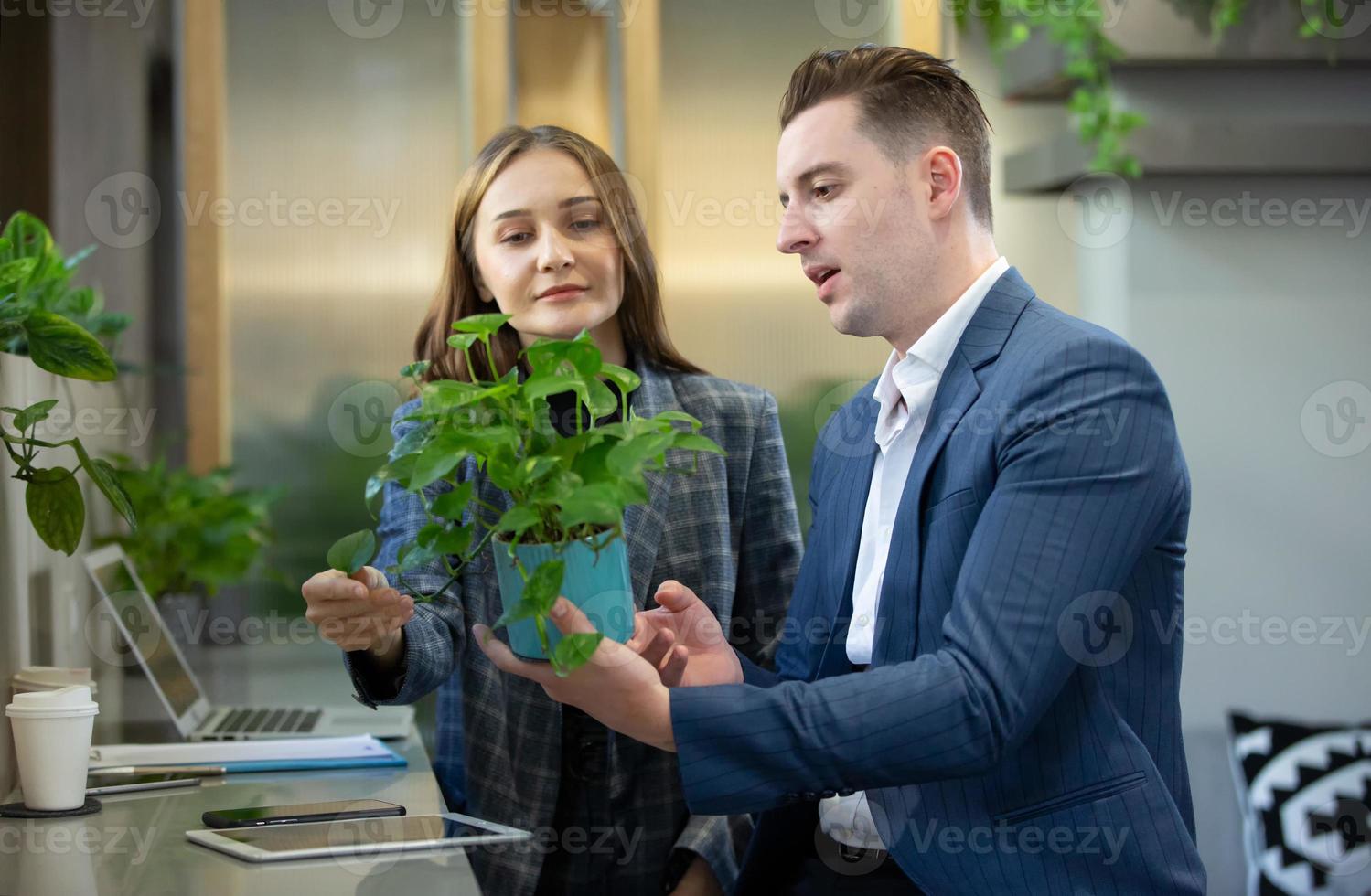 junge geschäftsleute, die gemeinsam an einem neuen projekt arbeiten. Kollegen im Coworking. Startup-Konzept. foto