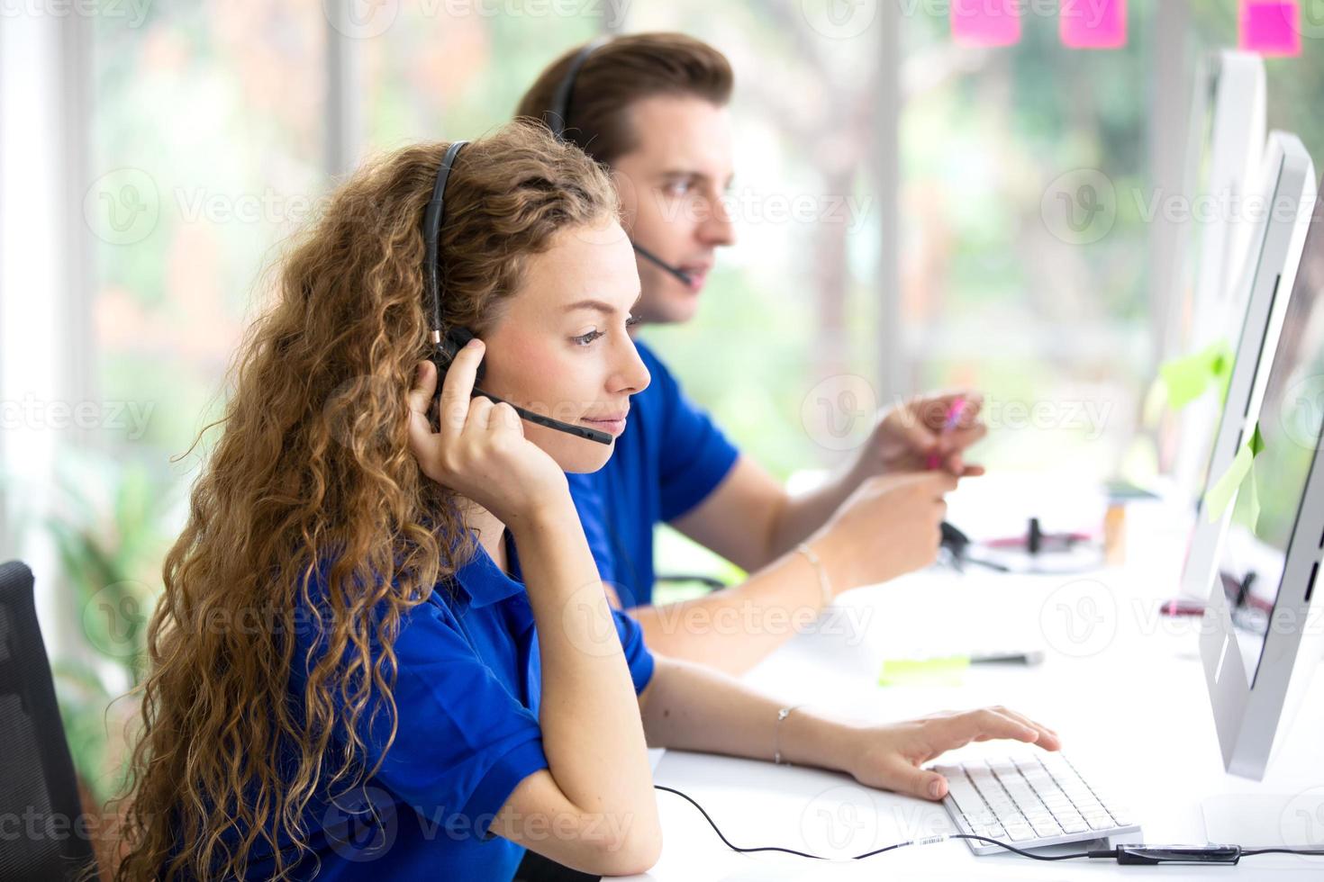 Service-Team-Konzept. Operator oder Contact Center Verkauf im Büro, Informationspersonal Call Center, hochwertiges professionelles Team Verkaufsunterstützungsbüro. Umwelt Arbeitsplatz repräsentatives Unternehmen. foto