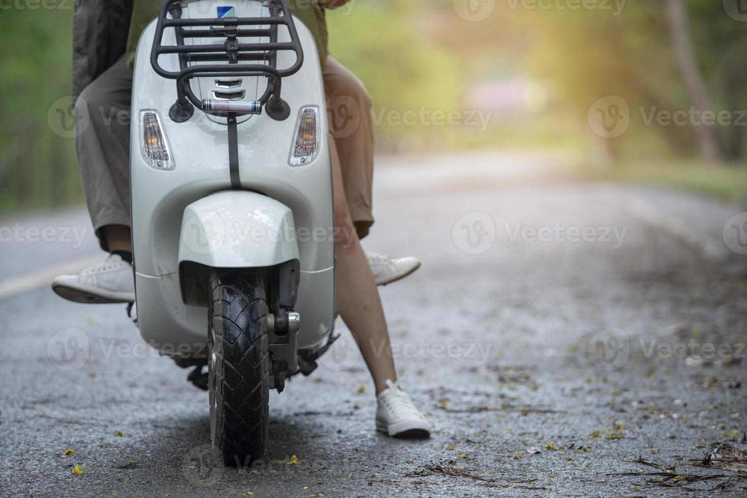 klassische scooter-motorradfahrt auf der naturstraße foto