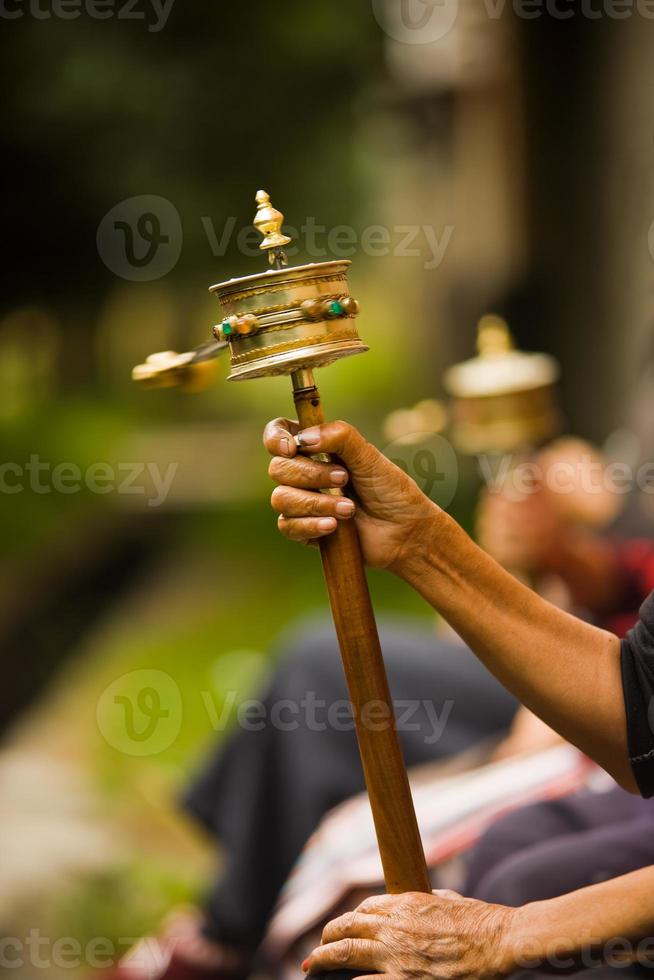 tibetisches Gebetsrad dreht sich foto