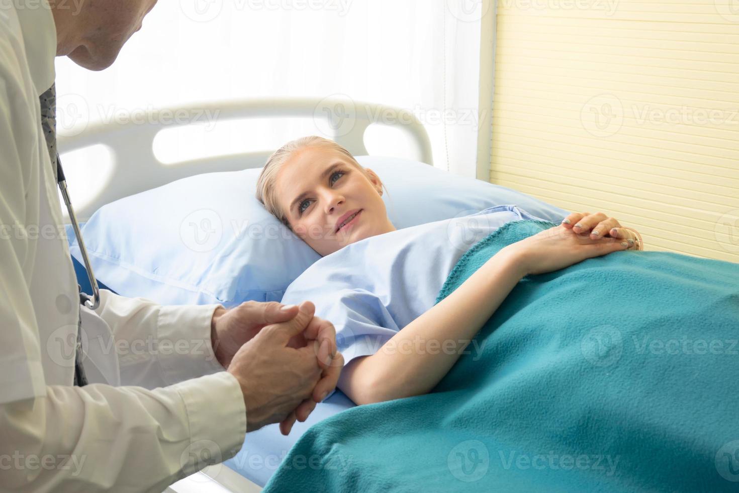 Arzt und Patient im Krankenhaus foto