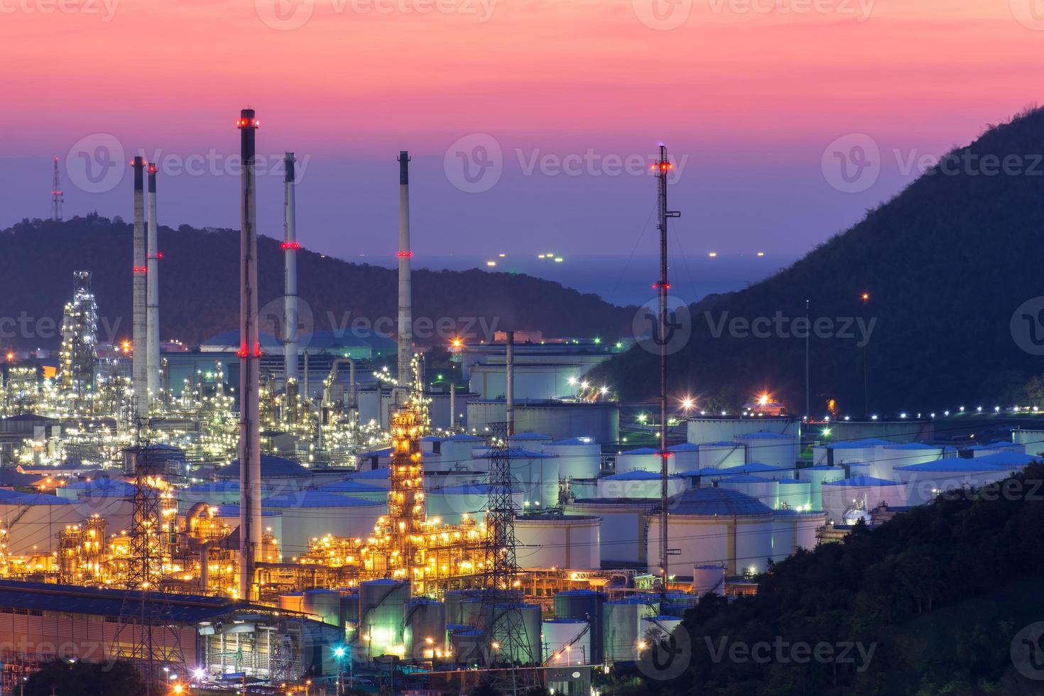 eine große Ölraffinerie mit vielen Rohöllagertanks bei Sonnenuntergang. foto