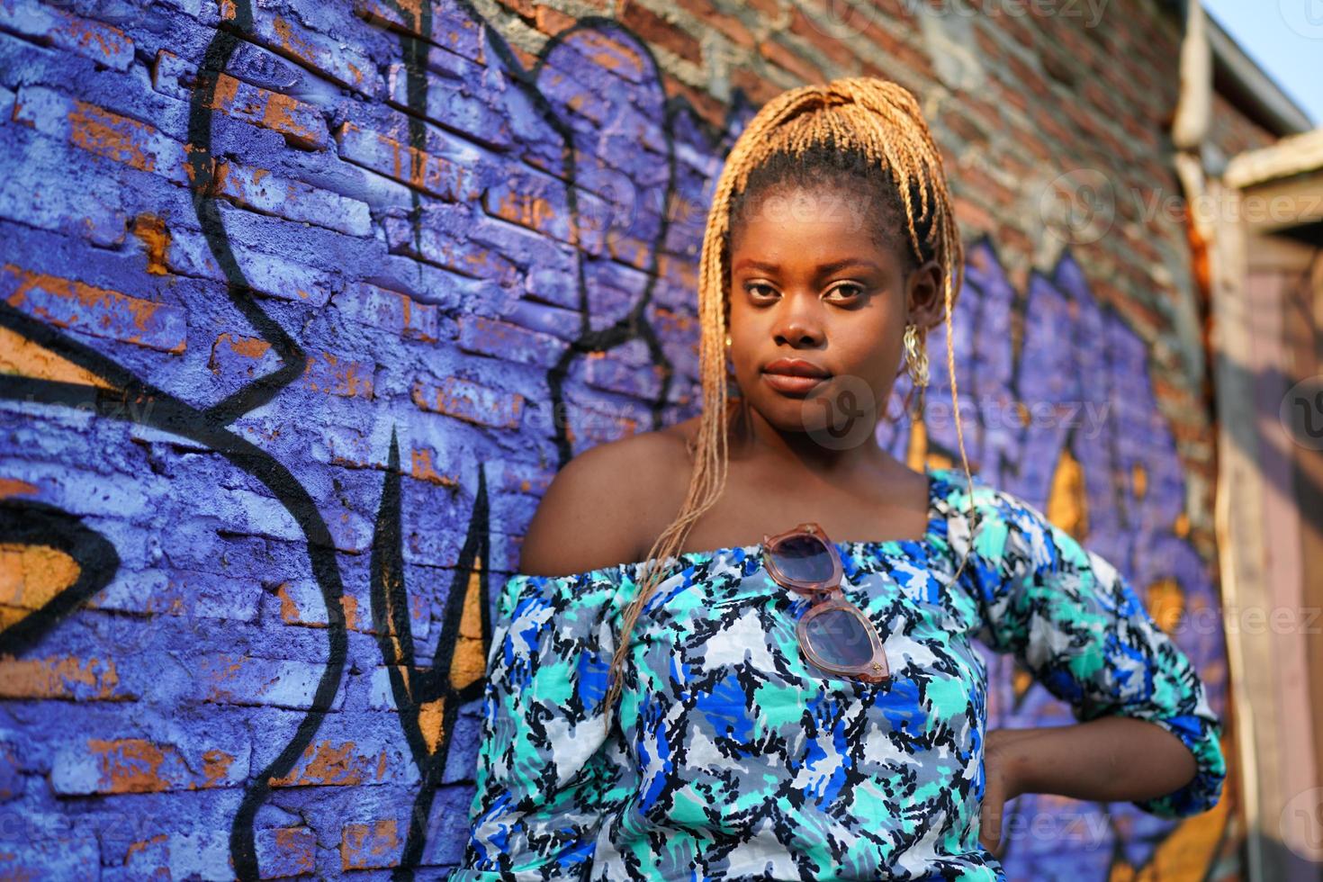 Porträt junger Mädchen mit schwarzer Haut und Afro-Frisur im Freien. foto