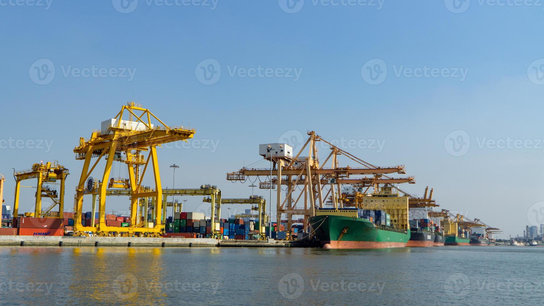 Containerbeladung in einem Frachtfrachtschiff mit Industriekran. containerschiff im import- und exportgeschäft logistikunternehmen. industrie- und transportkonzept. foto