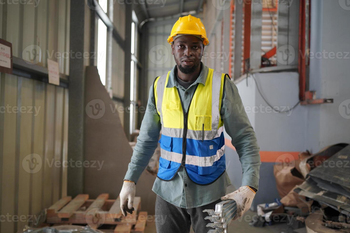 industriearbeiter vorarbeiter oder arbeiter arbeiten am fabrikstandort und überprüfen maschine oder produkte vor ort. ingenieur oder techniker, der material oder maschine in der anlage überprüft. Industrie und Fabrik. foto