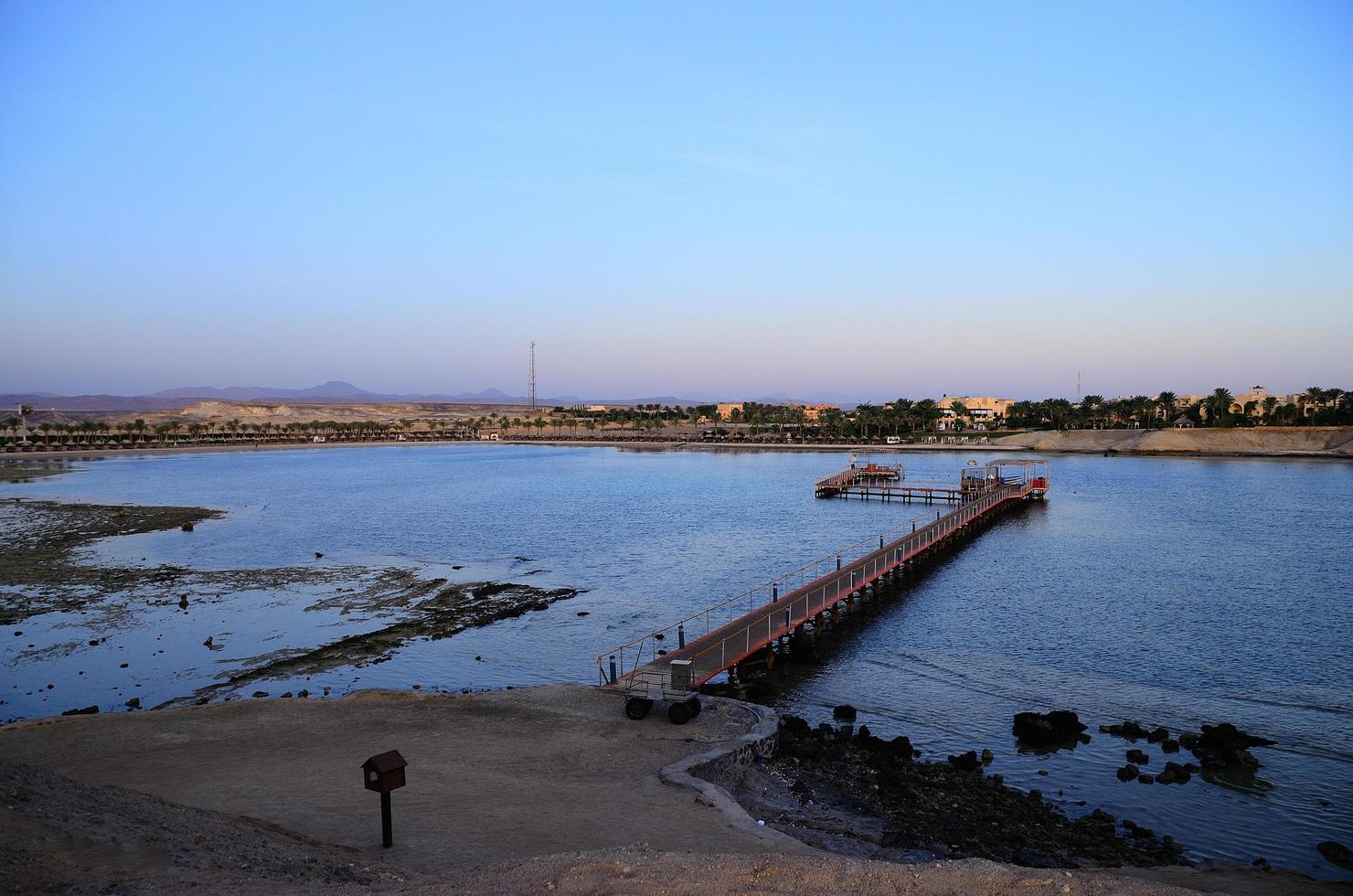 Strand und Dock bei Sonnenaufgang foto