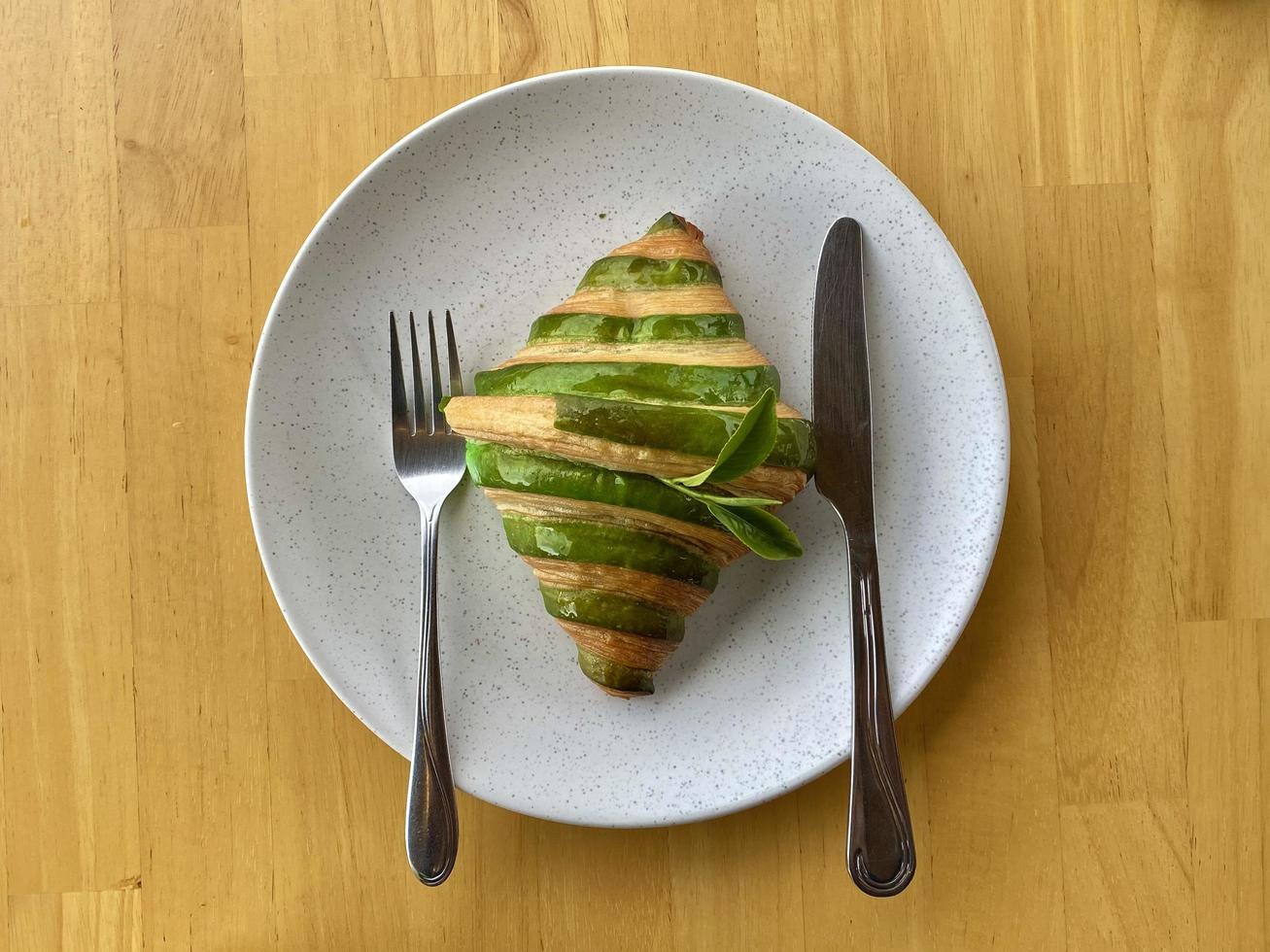 Croissants und grüne Teeblätter foto