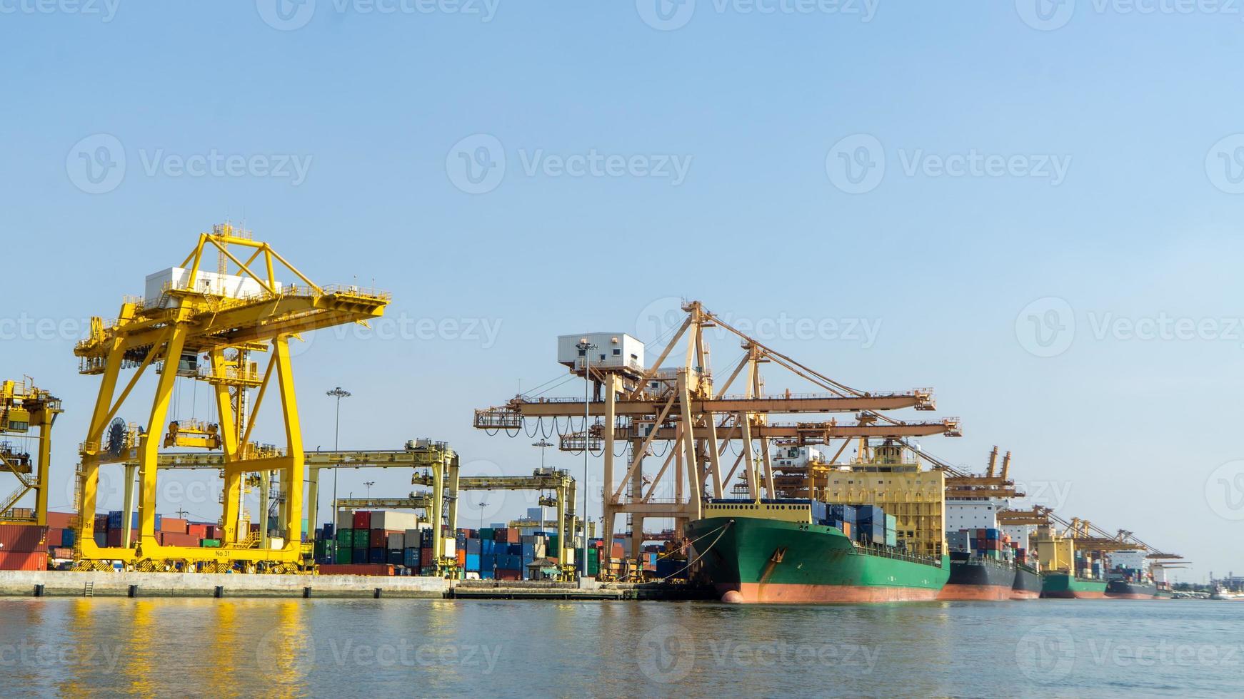 Containerbeladung in einem Frachtfrachtschiff mit Industriekran. containerschiff im import- und exportgeschäft logistikunternehmen. industrie- und transportkonzept. foto