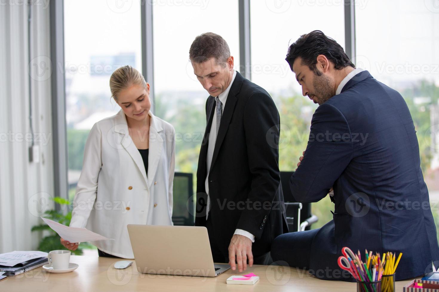 gruppe von geschäftsleuten, die im büro zusammenarbeiten, oder multiethnische geschäftsleute bei treffen. foto