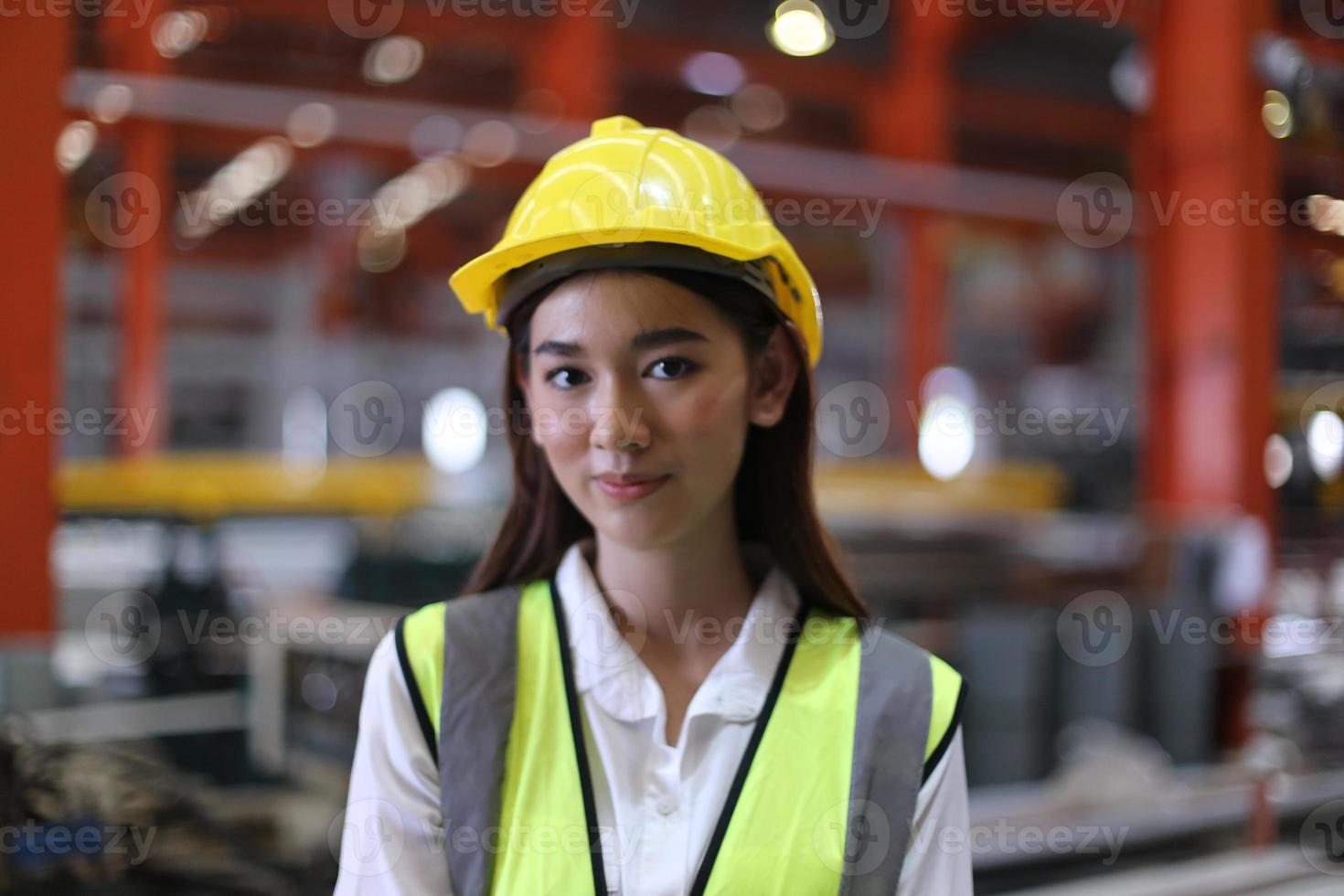 Vorarbeiterin oder Arbeiterin arbeitet auf dem Werksgelände und überprüft Maschinen oder Produkte vor Ort. ingenieur oder techniker, der material oder maschine in der anlage überprüft. Industrie und Fabrik. foto