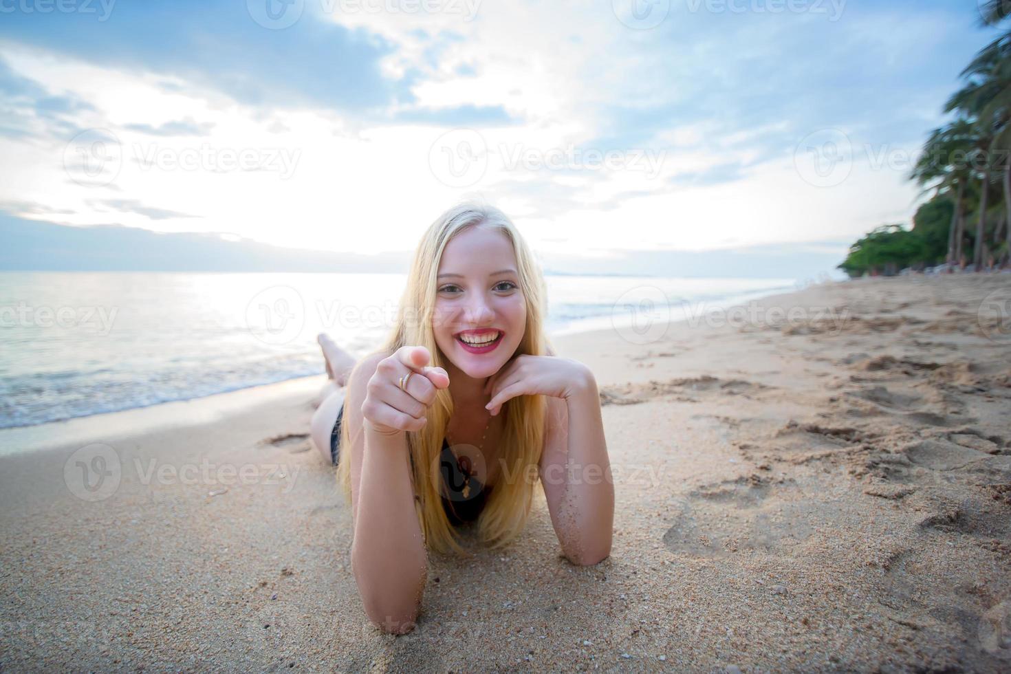 die schöne frau liegt an der meeresküste mit natururlaubsfrau foto