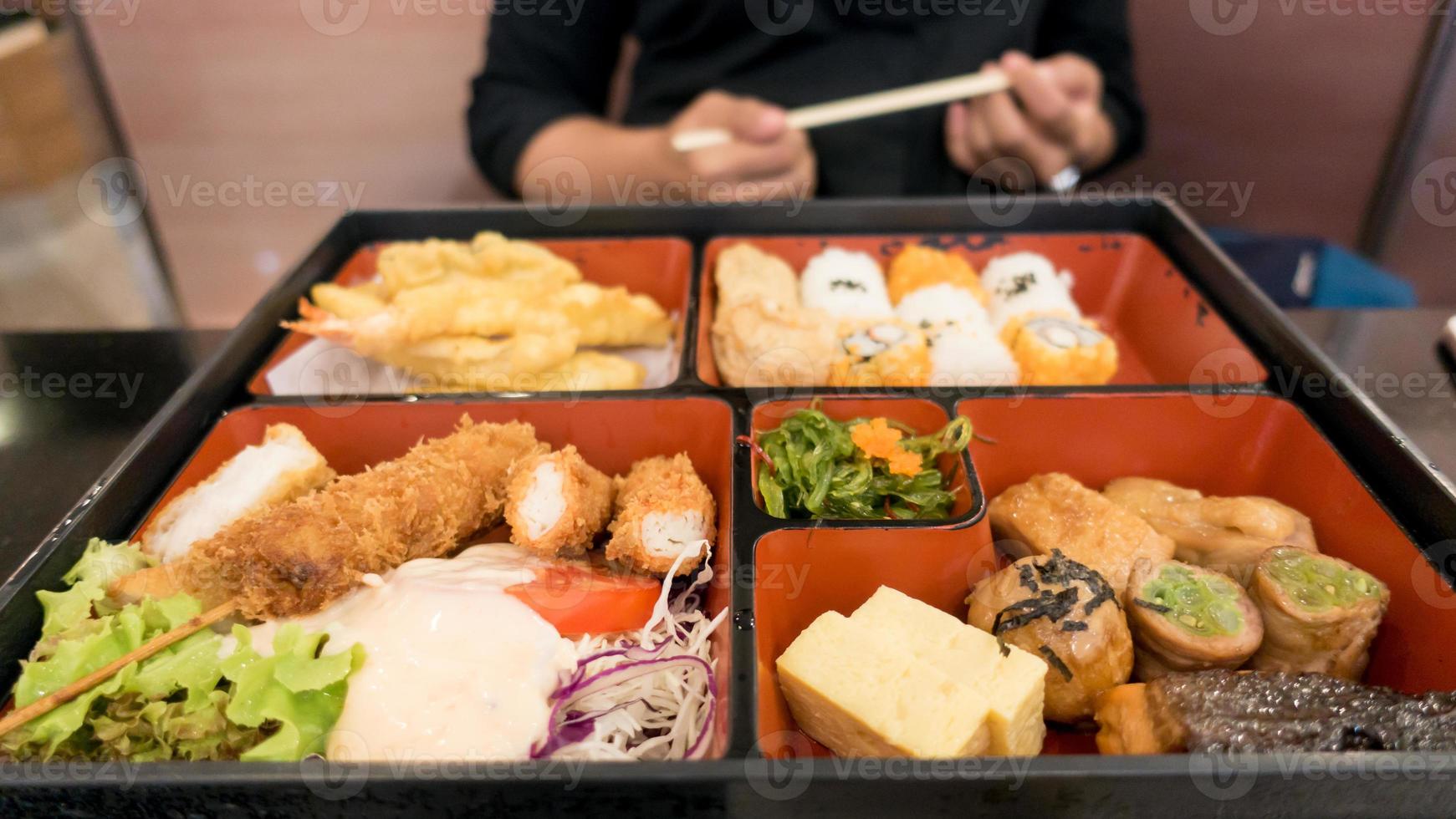 Frauen essen Bento-Box-Set foto