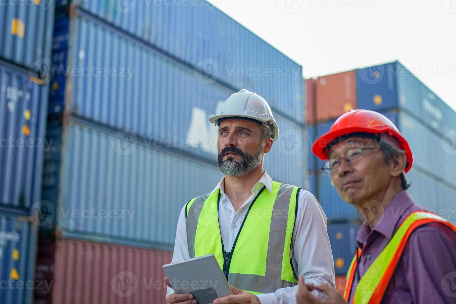 Vorarbeiter kontrollieren das Laden von Containern vom Frachtfrachtschiff für den Import-Export. foto