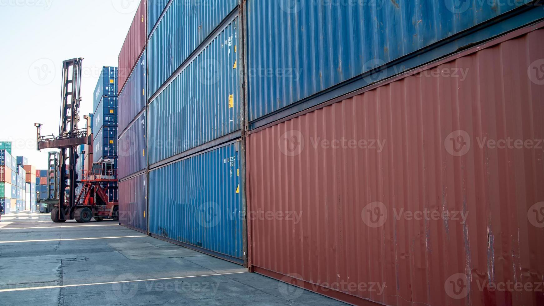 container frachthafen schiffswerft lagerung handhabung der logistischen transportindustrie. Reihe von Stapelcontainern des Frachtimport-Export-Verteilerlagers. Versand Logistik Transport Industrie foto