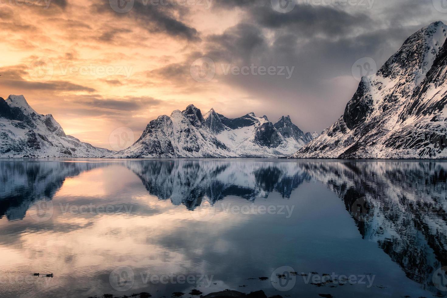 Schneebergreflexion an der arktischen Küste bei Sonnenuntergang foto