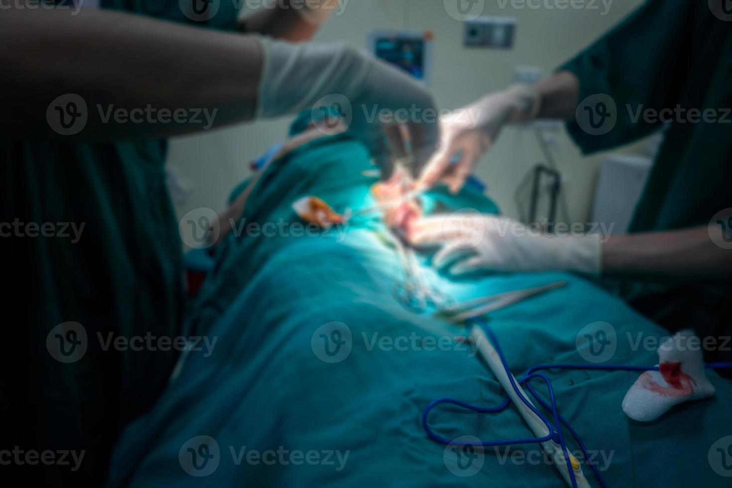 Verschwommener Hintergrund des modernen Operationssaals im Krankenhaus mit einer Gruppe von Chirurgen im Operationssaal mit Operationsgeräten. moderner medizinischer Hintergrund foto