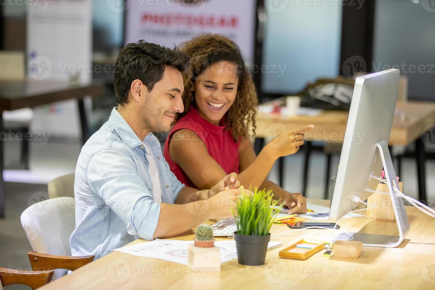 junge geschäftsleute, die gemeinsam an einem neuen projekt arbeiten. Kollegen im Coworking. Startup-Konzept. foto