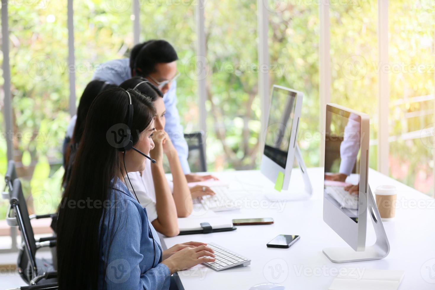 Service-Team-Konzept. Operator oder Contact Center Verkauf im Büro, Informationspersonal Call Center, hochwertiges professionelles Team Verkaufsunterstützungsbüro. Umwelt Arbeitsplatz repräsentatives Unternehmen. foto