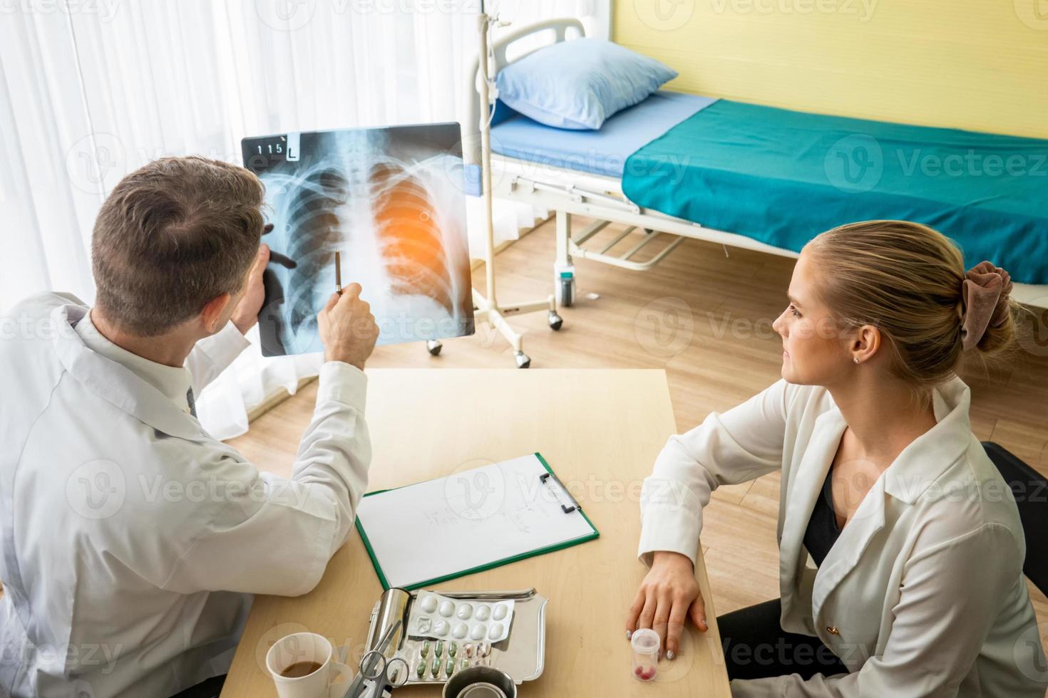 Arzt und Patient im Krankenhaus foto