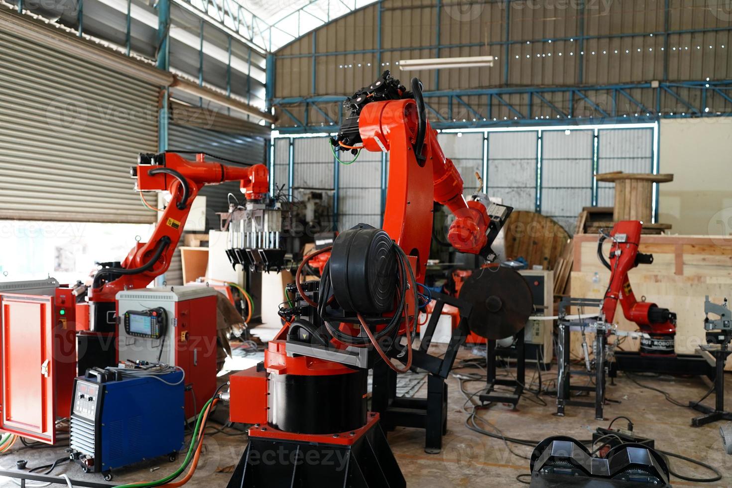 automobilwerk, industriemaschinen automatischer armschweißroboter in der produktionslinie der fahrzeugherstellerfabrik foto