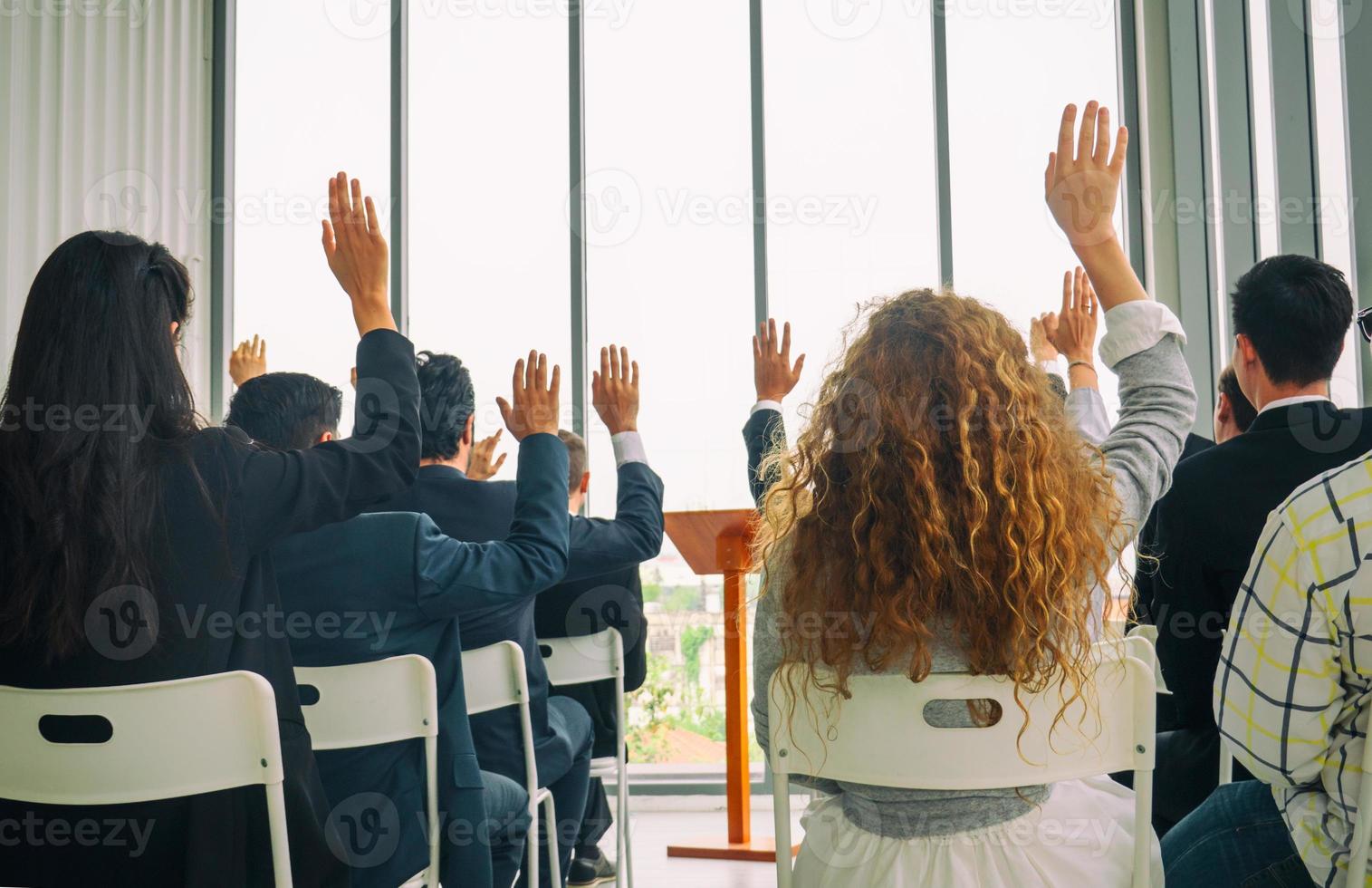 sprecher, der präsentation in der halle gibt. Publikum oder Konferenzsaal. Rückansicht von nicht erkannten Teilnehmern im Publikum. wissenschaftliche Konferenzveranstaltung, Schulung foto