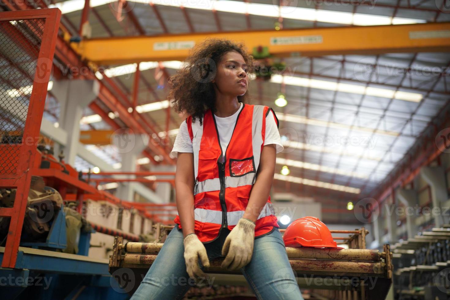 Vorarbeiterin oder Arbeiterin arbeitet auf dem Werksgelände und überprüft Maschinen oder Produkte vor Ort. ingenieur oder techniker, der material oder maschine in der anlage überprüft. Industrie und Fabrik. foto