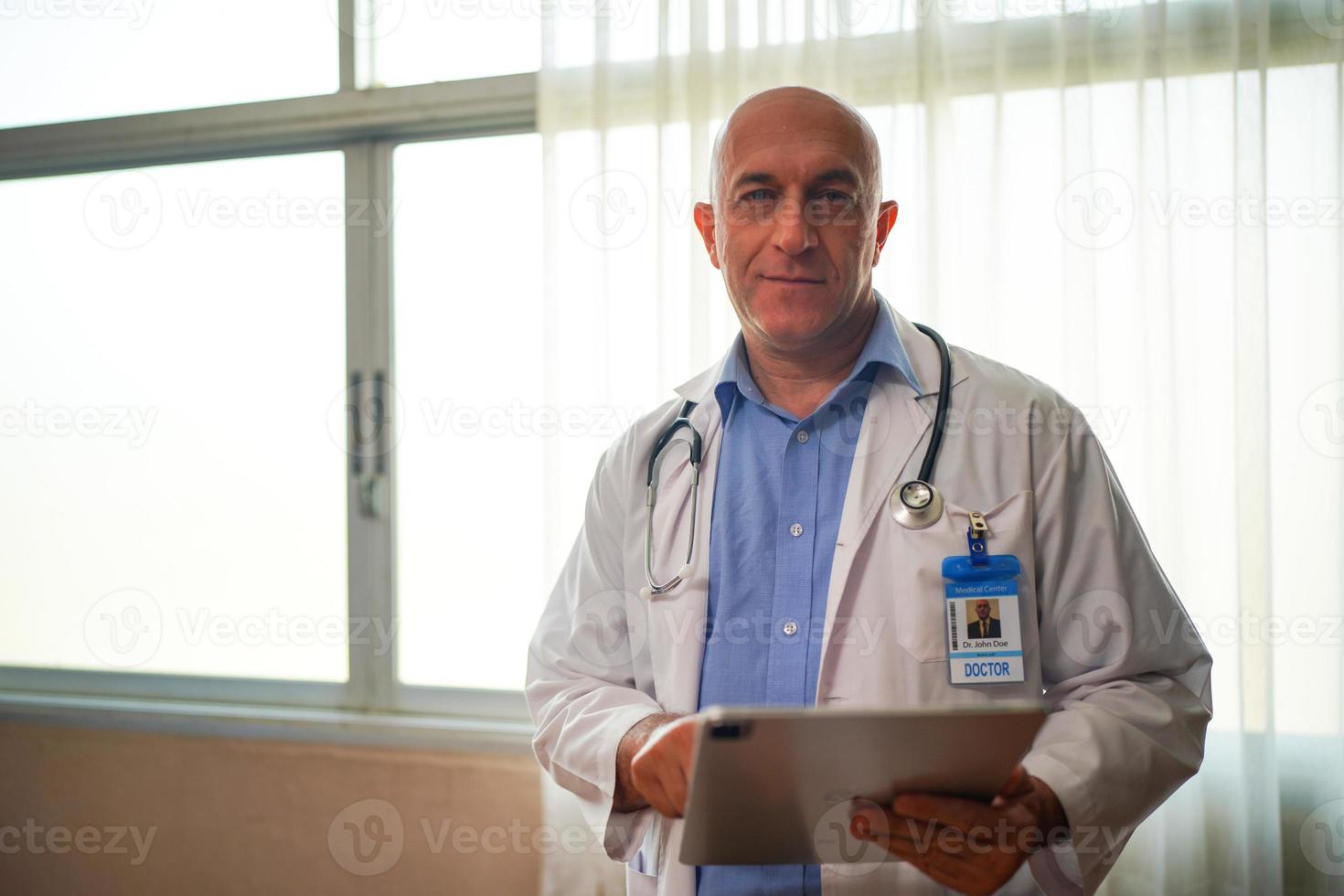 krankenschwester und arztteam bereit für den arbeitstag foto