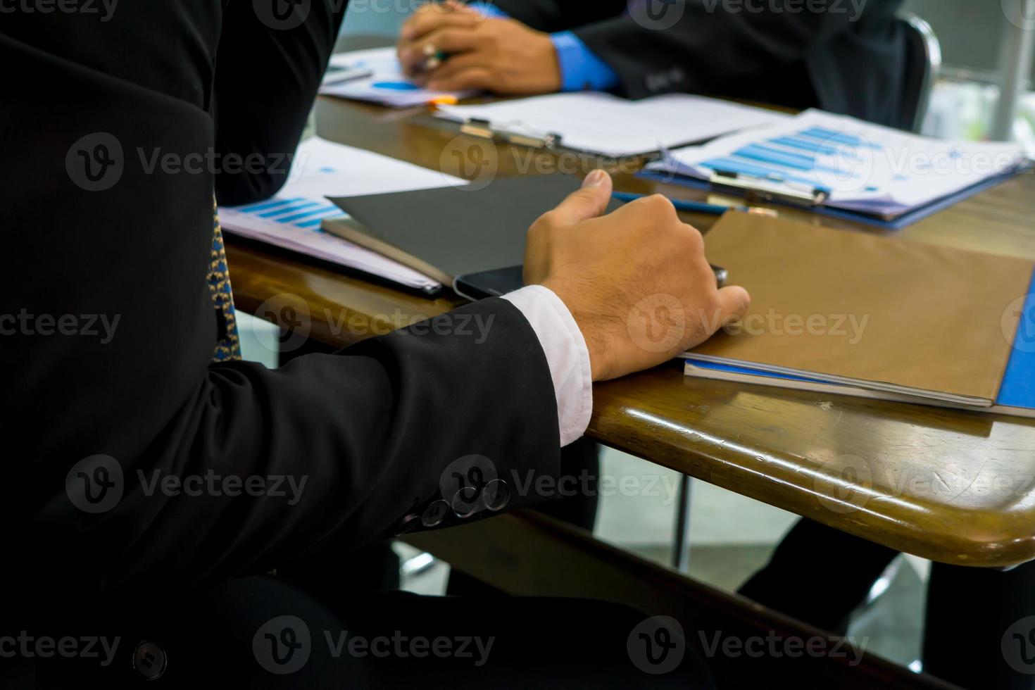 multiethnische, vielfältige gruppe von geschäftskollegen in teambesprechungsdiskussionen foto