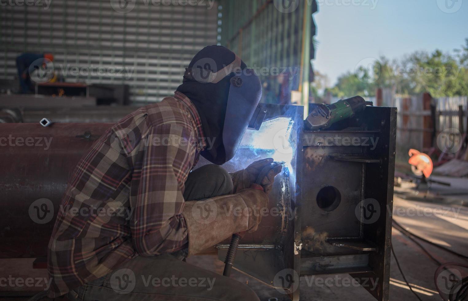 Arbeiter beim Schweißen foto