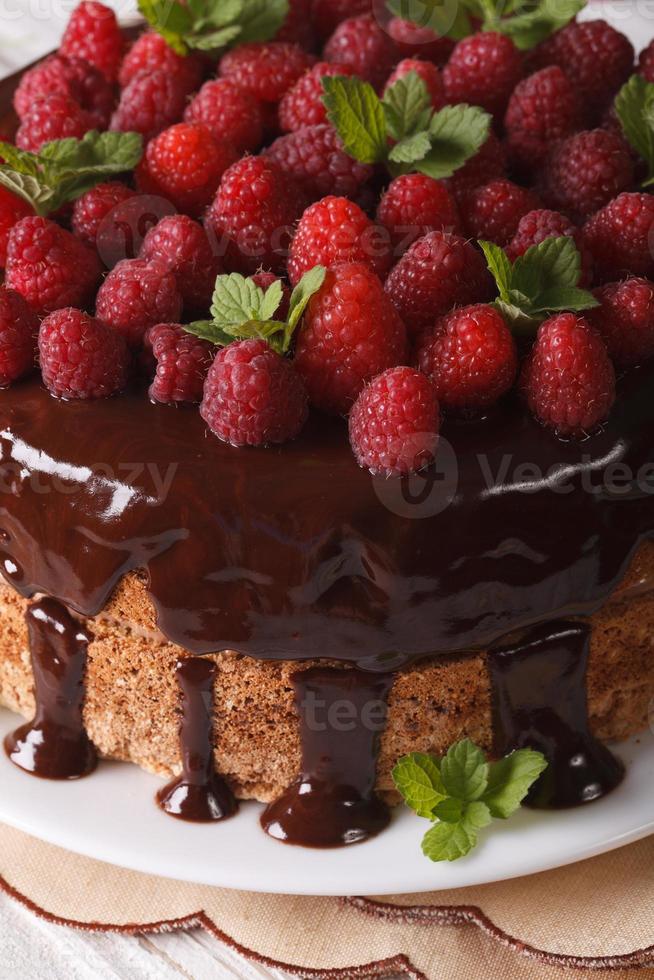 Schokoladen-Himbeer-Kuchen mit frischen Beeren schließen vertikal foto
