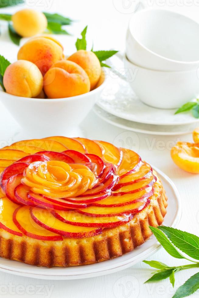 Obstkuchen mit Pfirsichen und Ricotta. foto