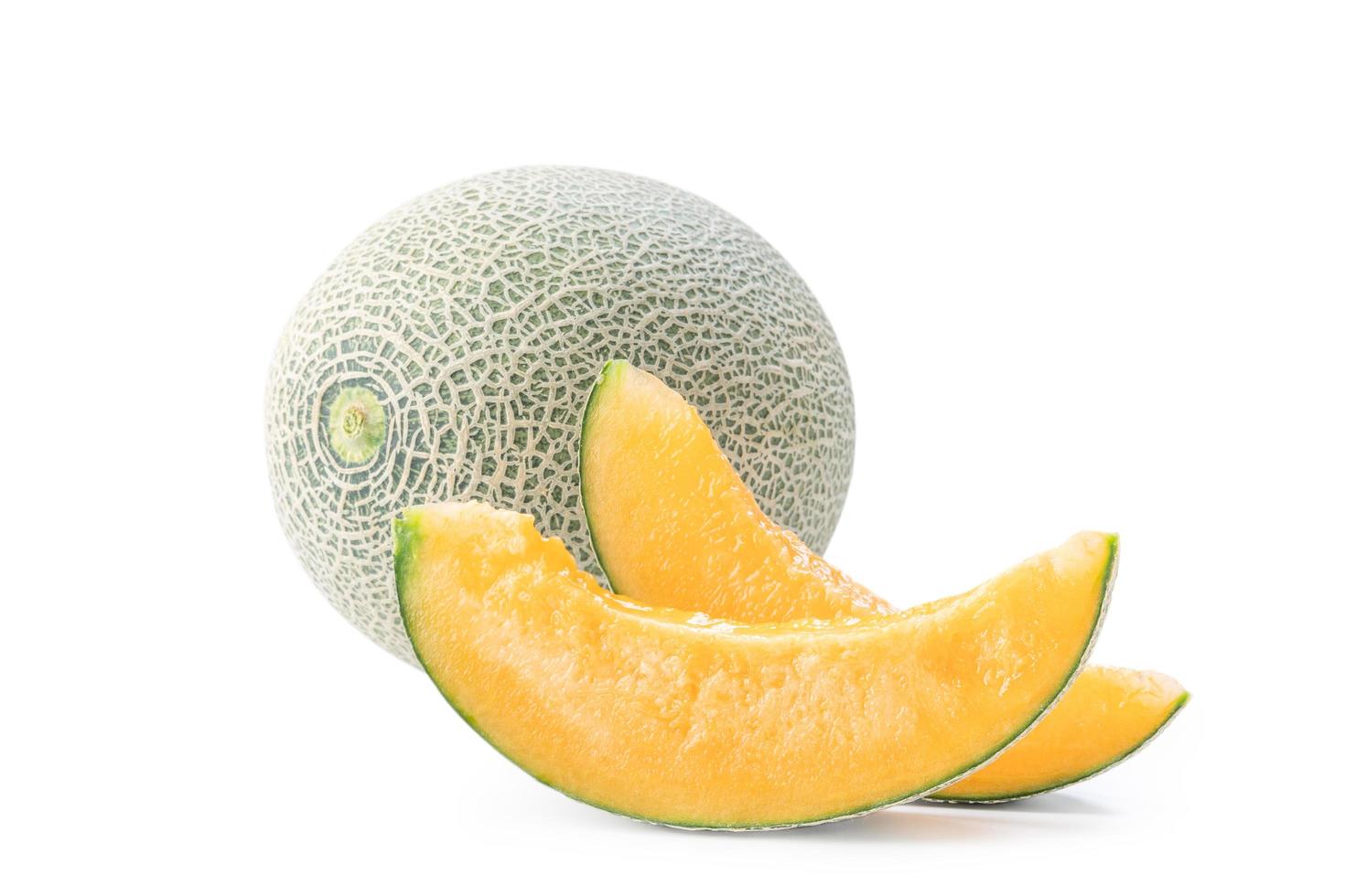 schöne leckere geschnittene saftige Cantaloupe-Melone, Moschusmelone, Felsenmelone isoliert auf weißem Hintergrund, Nahaufnahme, Beschneidungspfad, ausgeschnitten. foto