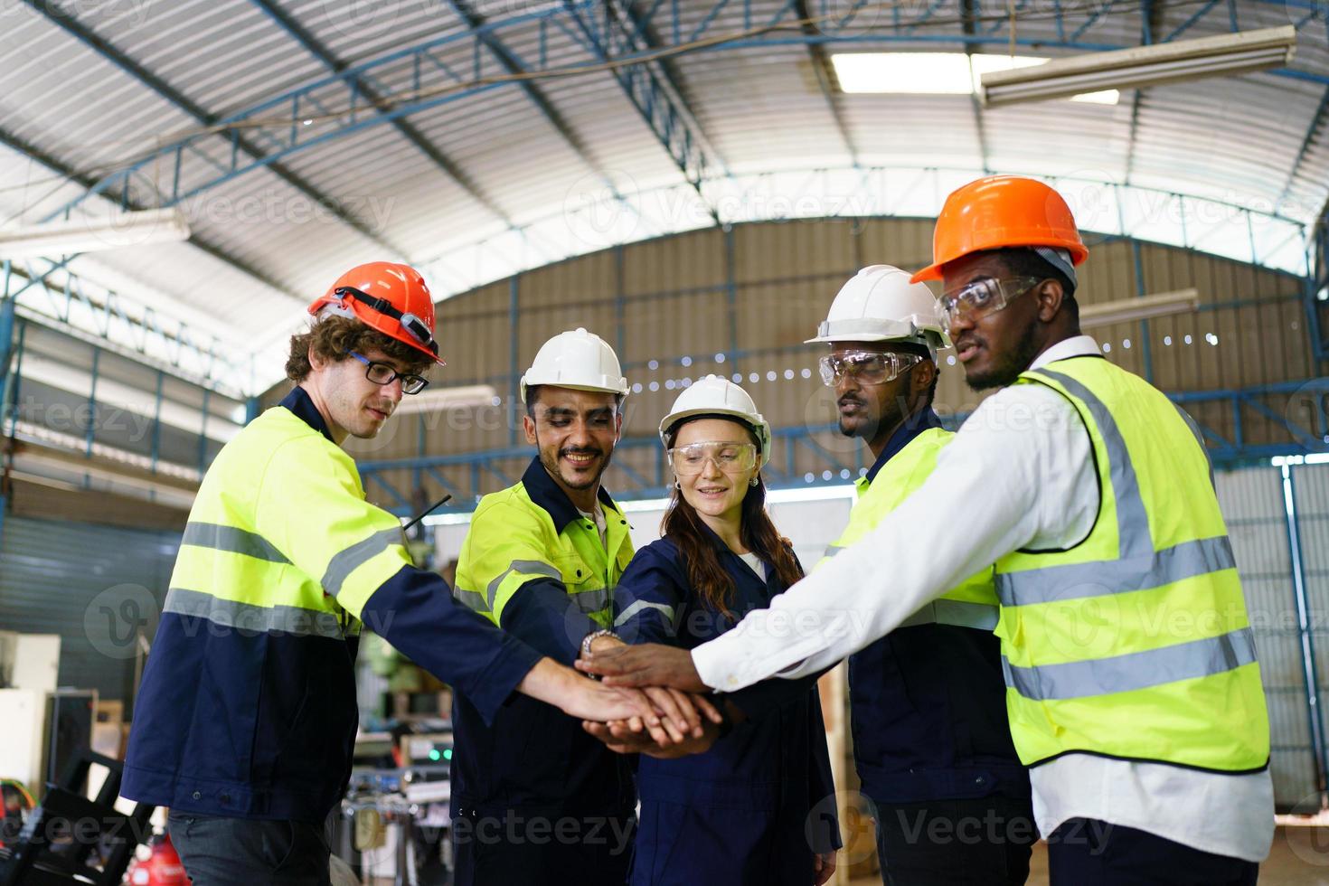 wirtschaftsingenieur oder arbeiter, der einen helm trägt, während er in einer schwerindustriefabrik steht. die Wartung von Arbeiten an Industriemaschinen und die Einrichtung des Sicherheitssystems in der Fabrik. foto