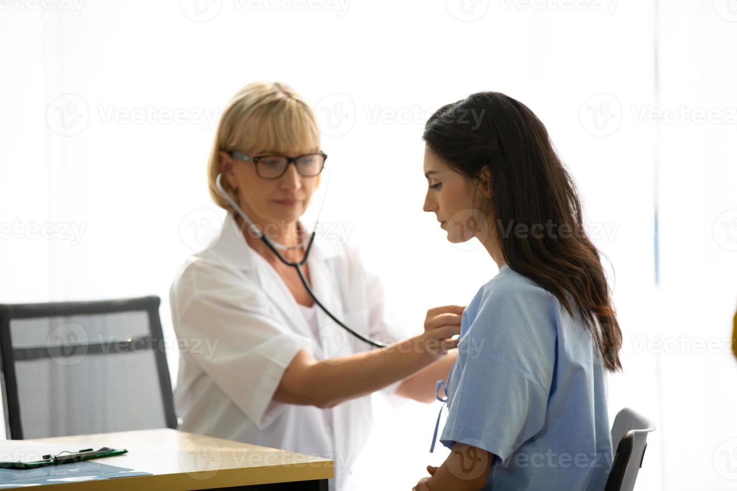 arztuntersuchung und besprechung mit patientin in der klinik oder arztgespräch mit patientin im krankenhaus foto